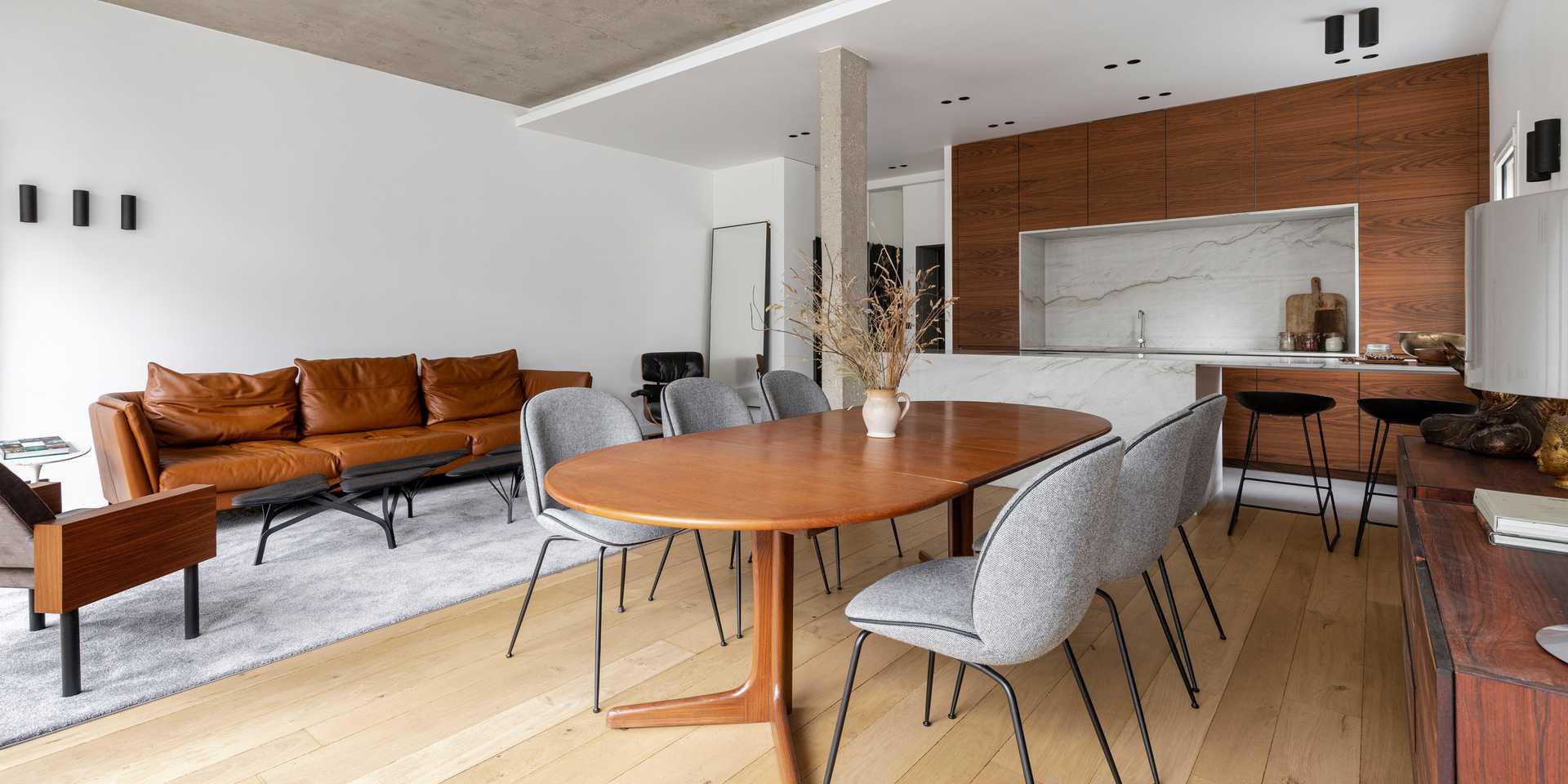 Salon avec cuisine ouverte aménagé par un architecte d'intérieur à Nantes