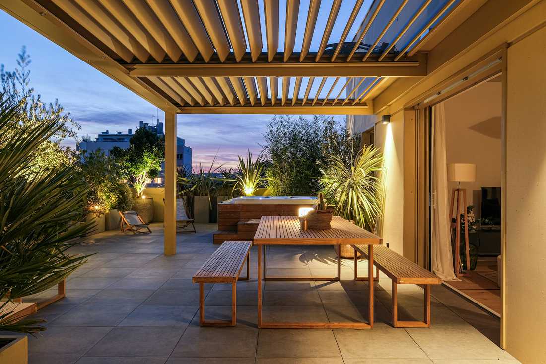 Terrasse bioclimatique avec pergola - espace repas vue de côté - vue nocturne