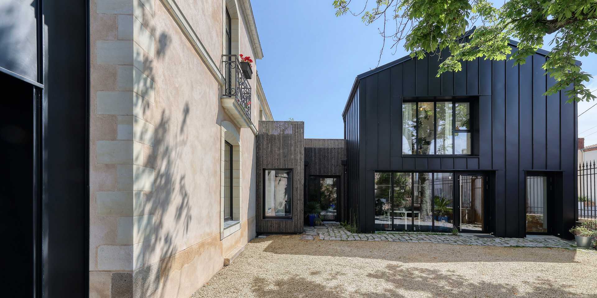 Extension moderne d'une maison ancienne à Nantes réalisée par un architecte