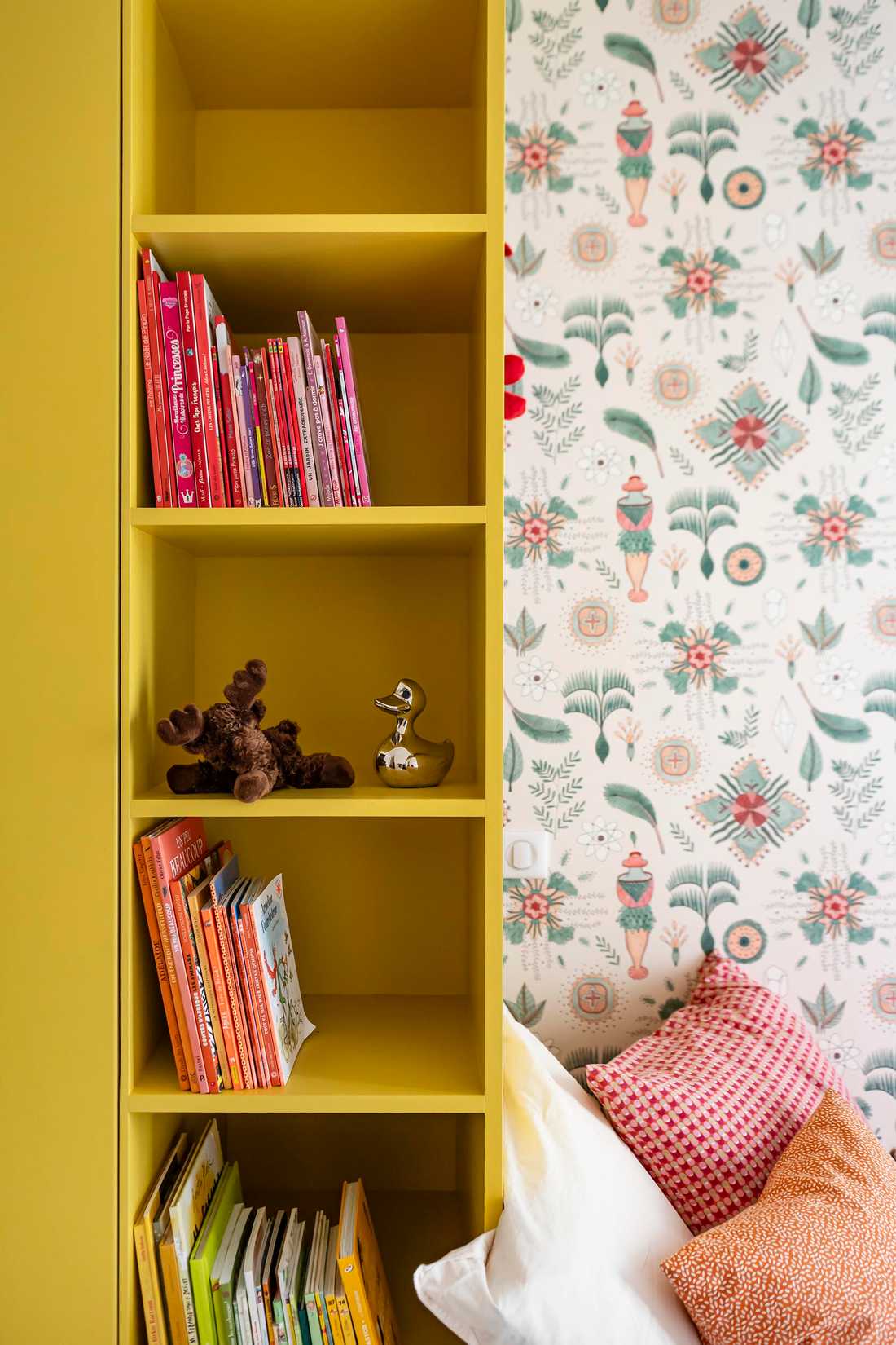 Chambre d'enfant avec une bibliothèque jaune