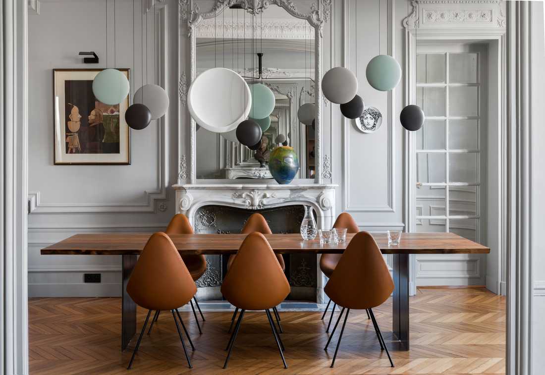 Salle à manger- avec des chaises Arne Jacobsen