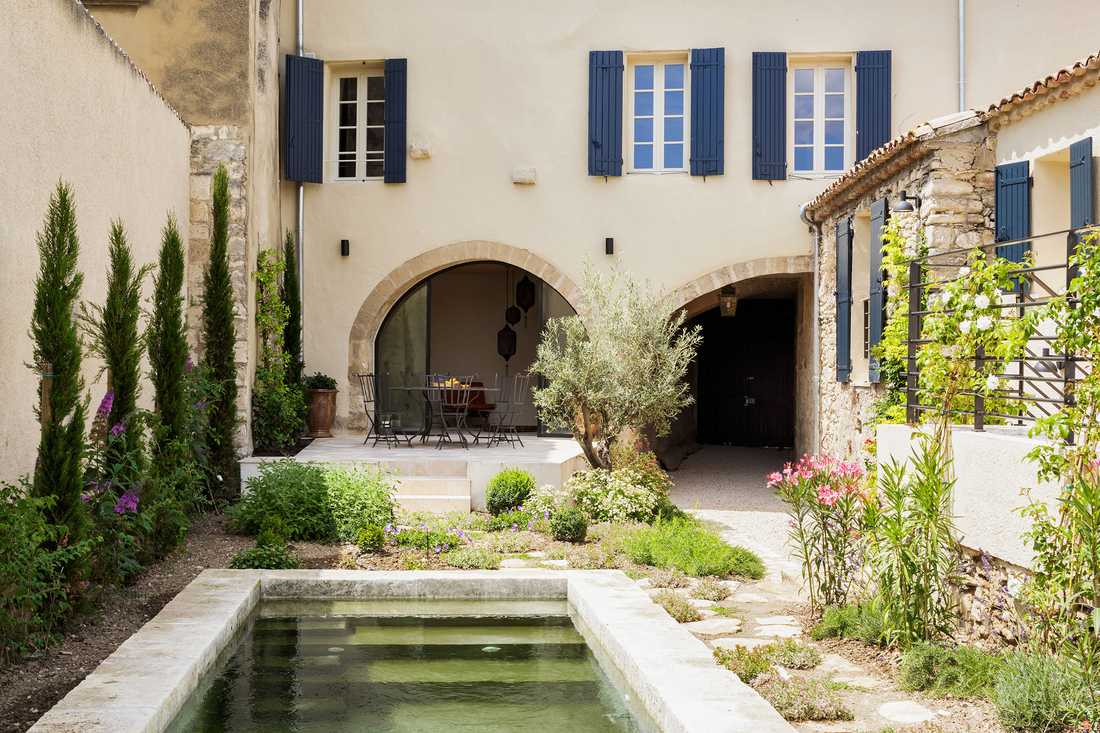 Piscine minérale dans le jardin d'une villa provençale
