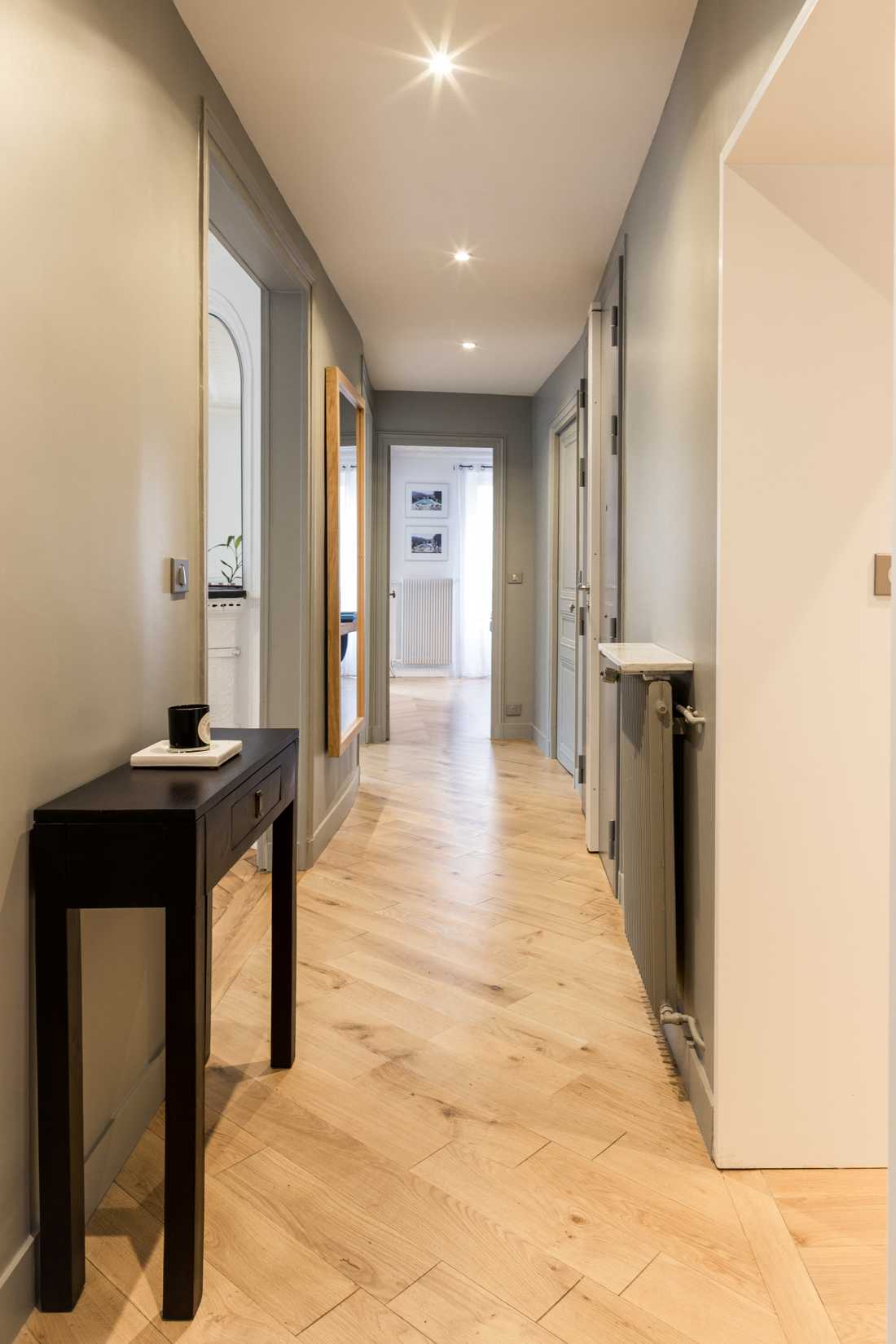 Couloir d'un appartement haussmannien renovée par un architecte d'interieur à Nantes