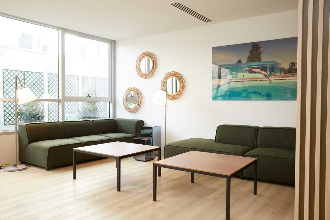 Salle d'attente de bureaux rénovés par un architecte d'intérieur en Loire Atlantique