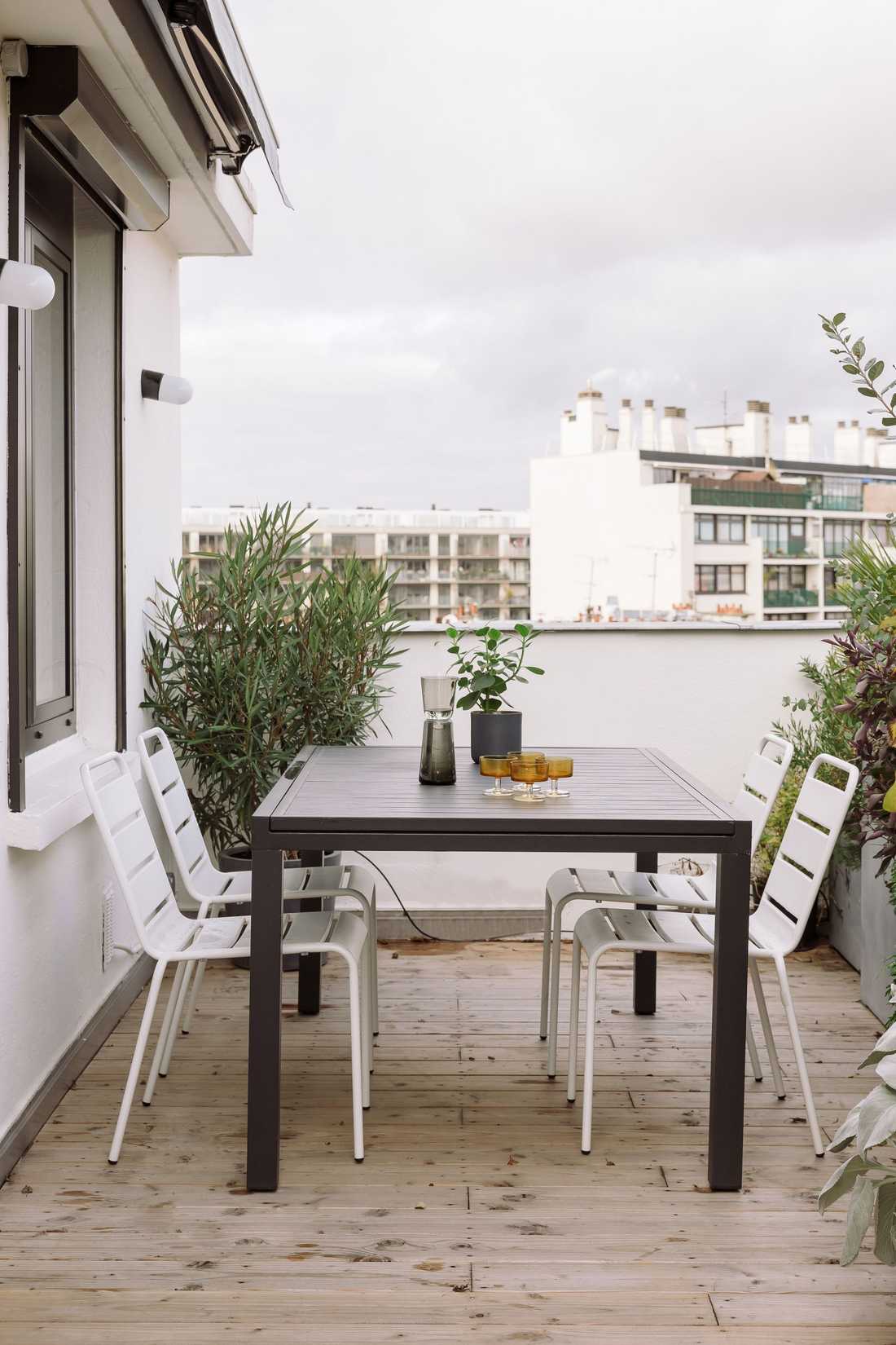Coin repas sur la terrasse de l'appartement à Nantes