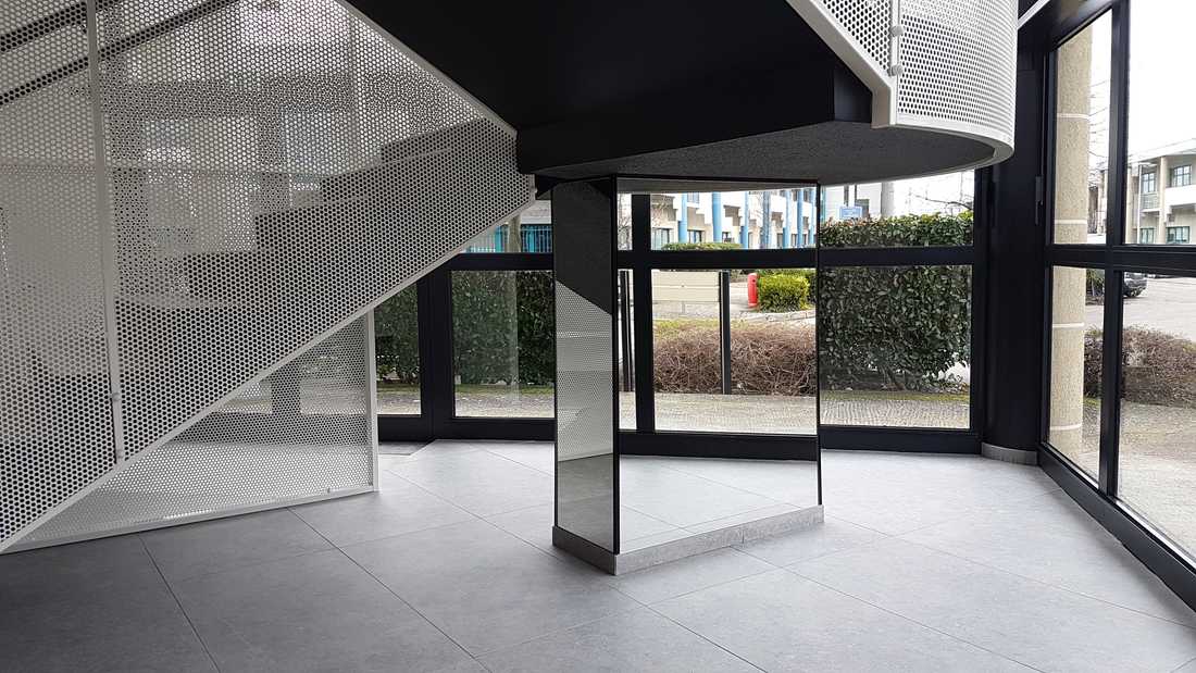 Escalier du lobby aménagé par un architecte spécialiste de l'architecture commerciale à Nantes